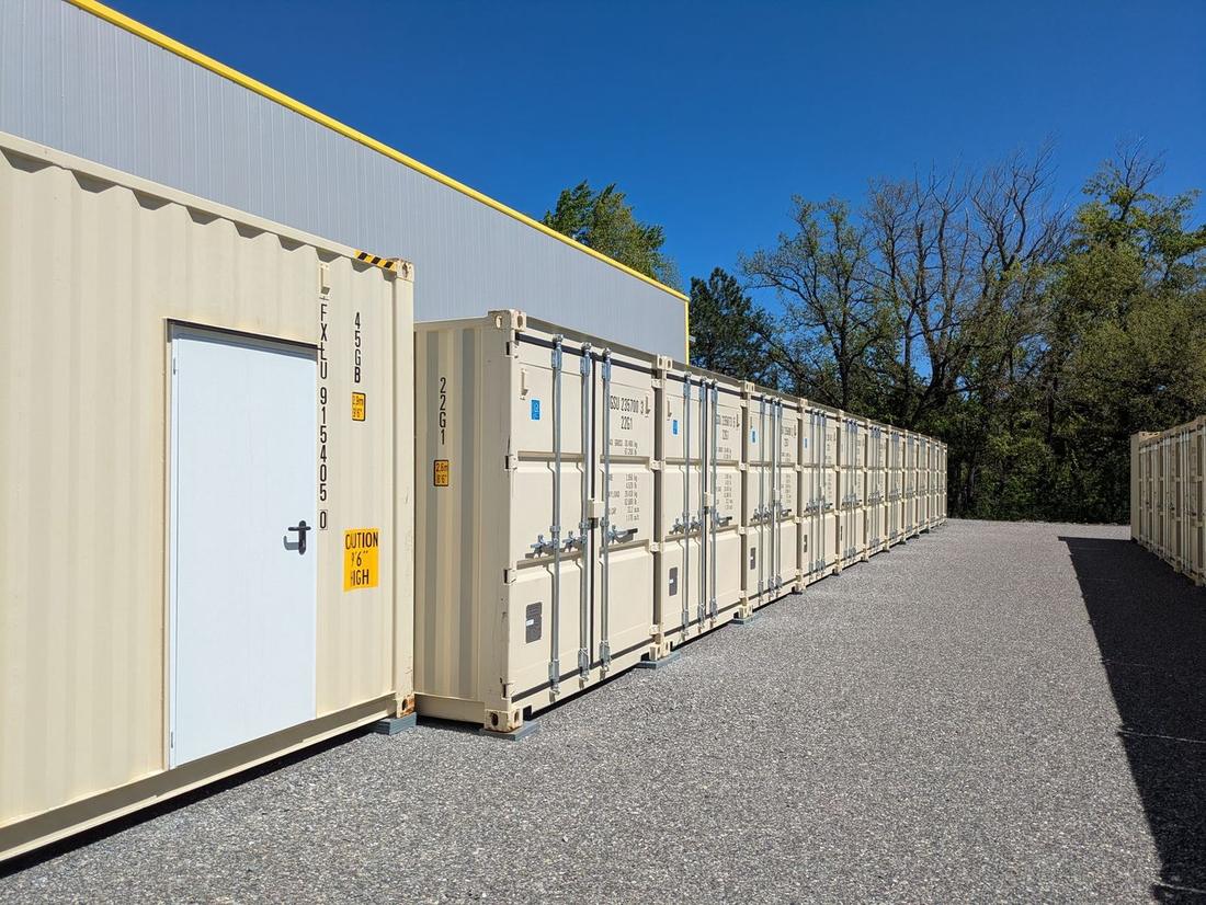 Rangée de box de plain-pied bordée d’une allée carrossable