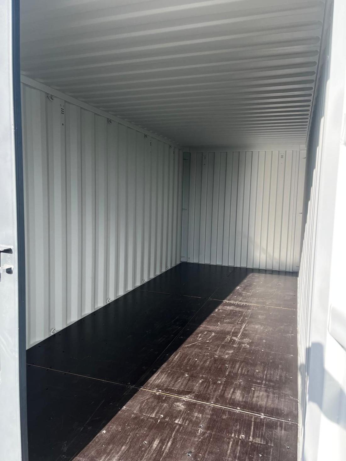 Intérieur d’un box de stockage vide, plancher bois et parois acier