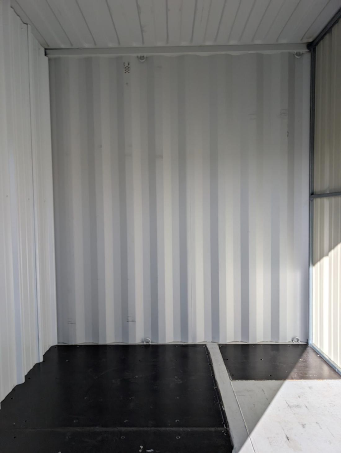 Box de stockage vide, propre et sec, prêt à être occupé